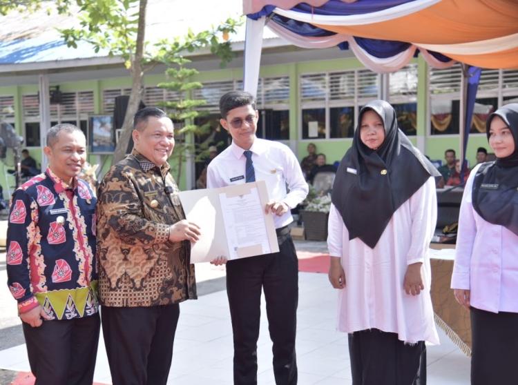 Pj Gubernur Riau Serahkan 240 SK Guru PPPK di Bengkalis, Ada yang 29 Tahun Honor