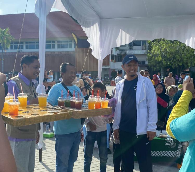 Agung Nugroho, Walikota Terpilih Borong Dagangan Es Teh untuk Peserta Gerak Jalan Sehat Milad Muhammadiyah Ke-112