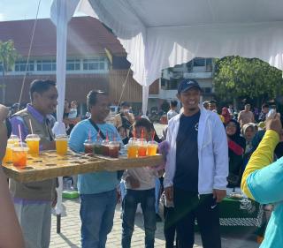 Agung Nugroho, Walikota Terpilih Borong Dagangan Es Teh untuk Peserta Gerak Jalan Sehat Milad Muhammadiyah Ke-112