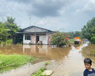 Muhammadiyah Pekanbaru Respon Banjir di Kecamatan Payung Sekaki