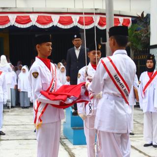 Ketua PDM Kota Pekanbaru Sampaikan Amanat pada Upacara HUT RI ke-80 di SMK Muhammadiyah 1 Pekanbaru